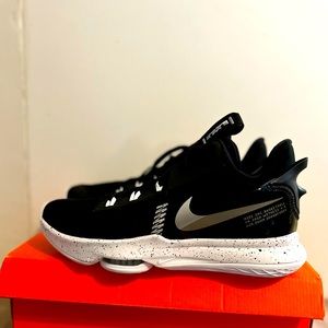 Nike Lebron Witness 5 Solider "Blk/White" Sz 9